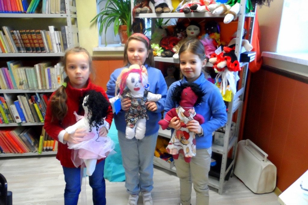 Szmaciane lalki z SP 1 pomogą dzieciom w Czadzie