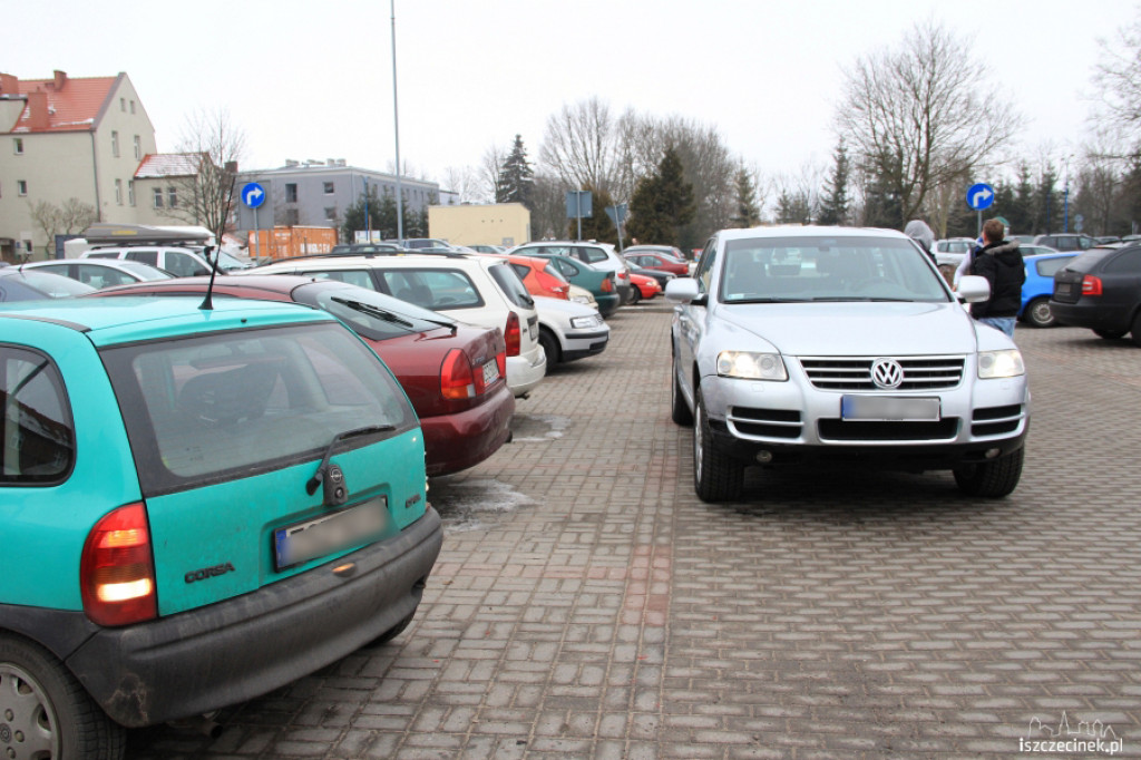 Kolizja na parkingu przy Urzędzie Miasta