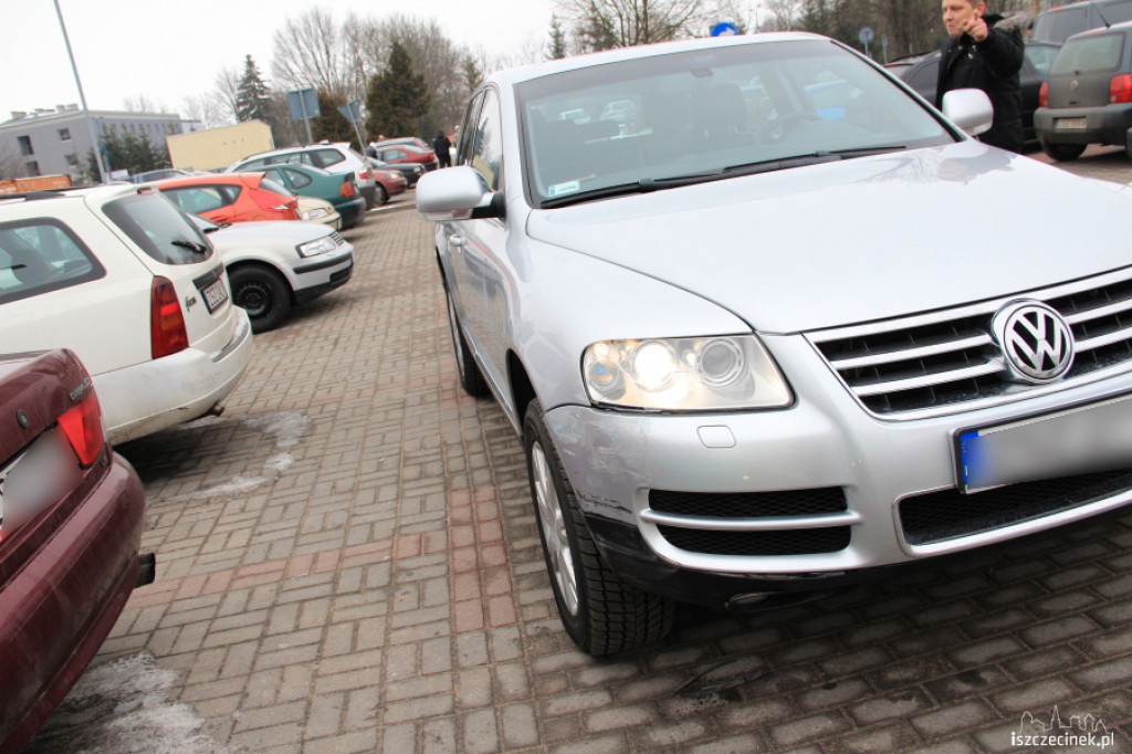 Kolizja na parkingu przy Urzędzie Miasta