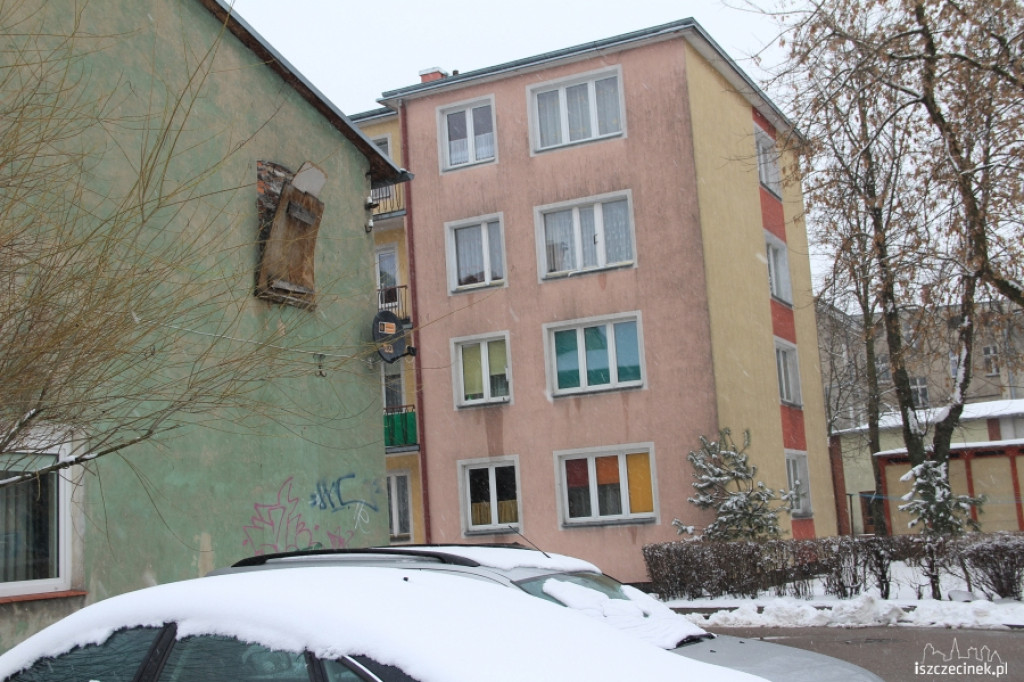 Niebezpieczna płyta wisi na budynku