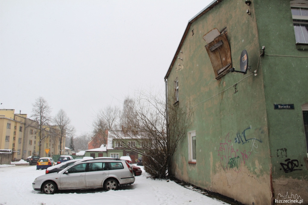 Niebezpieczna płyta wisi na budynku