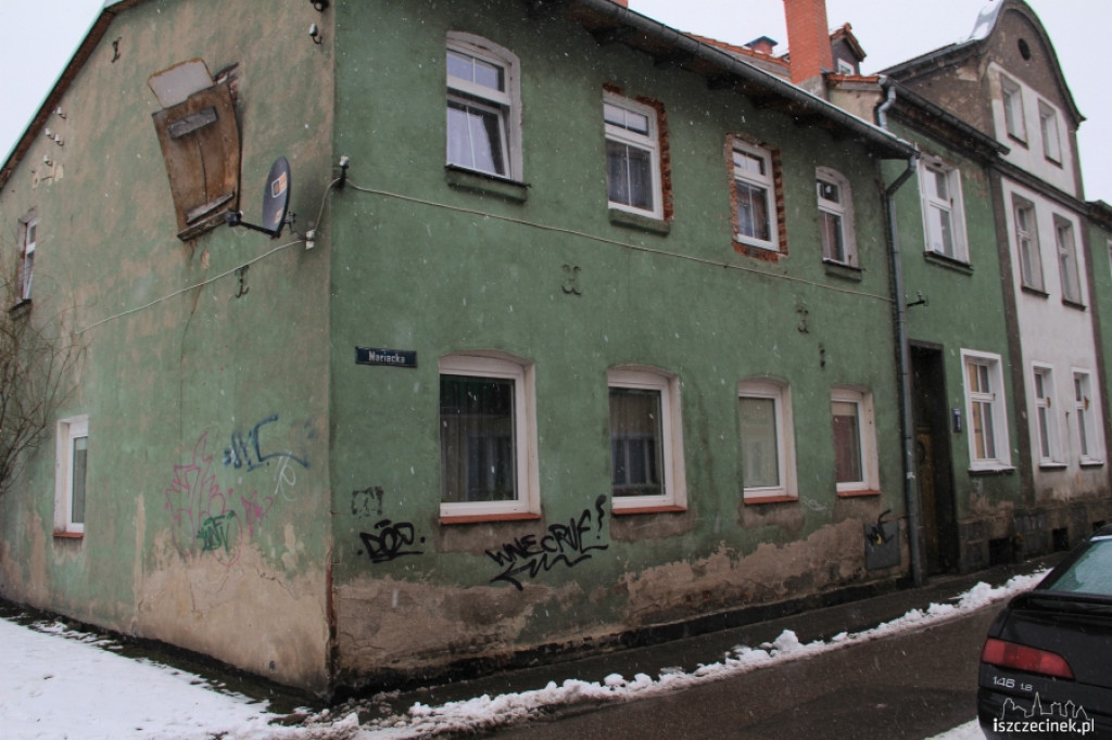 Niebezpieczna płyta wisi na budynku