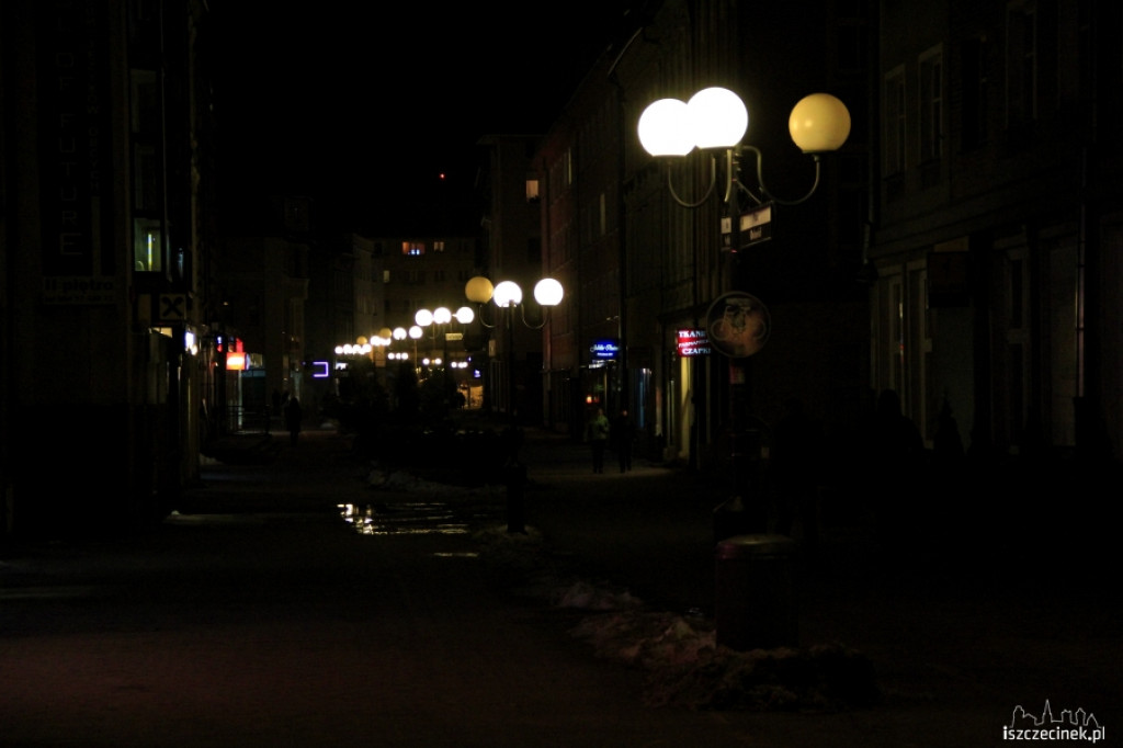 Coraz ciemniej na Placu Wolności