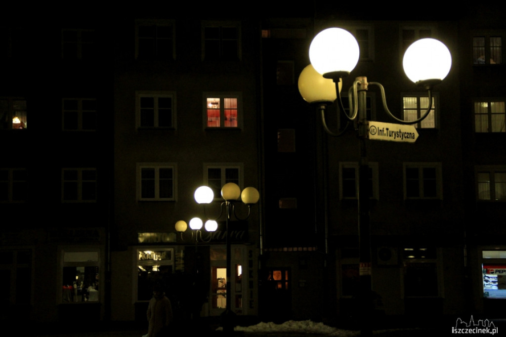 Coraz ciemniej na Placu Wolności