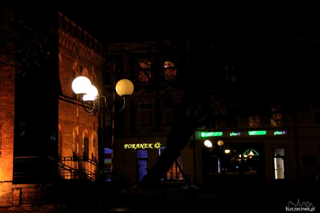 Coraz ciemniej na Placu Wolności