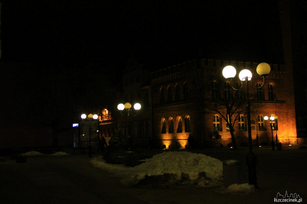 Coraz ciemniej na Placu Wolności