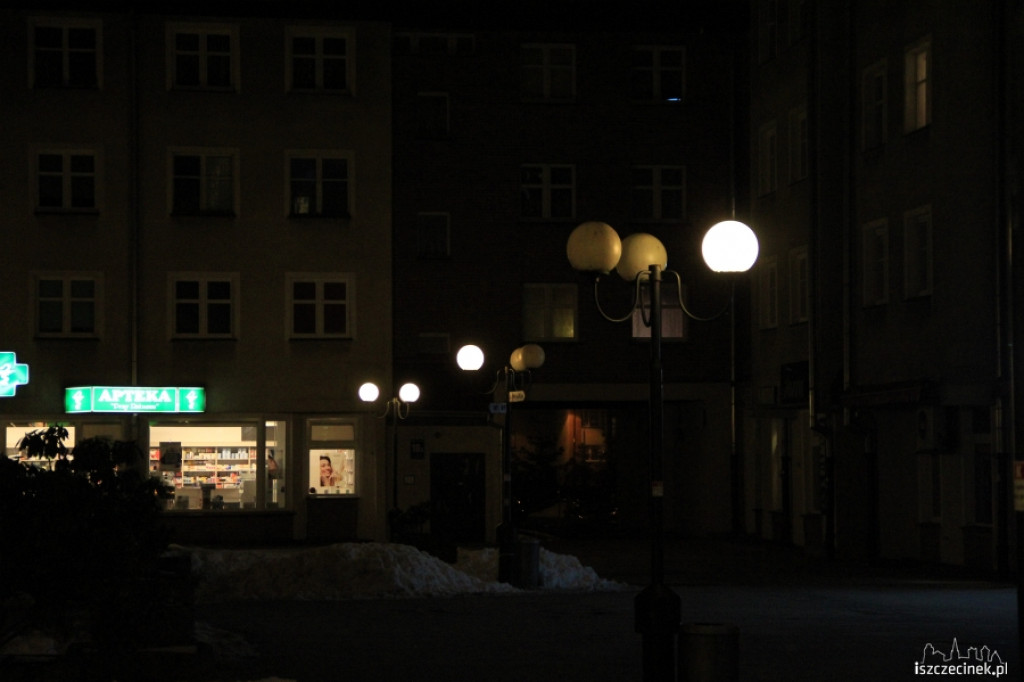 Coraz ciemniej na Placu Wolności