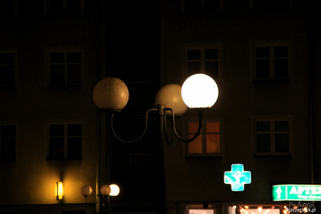 Coraz ciemniej na Placu Wolności