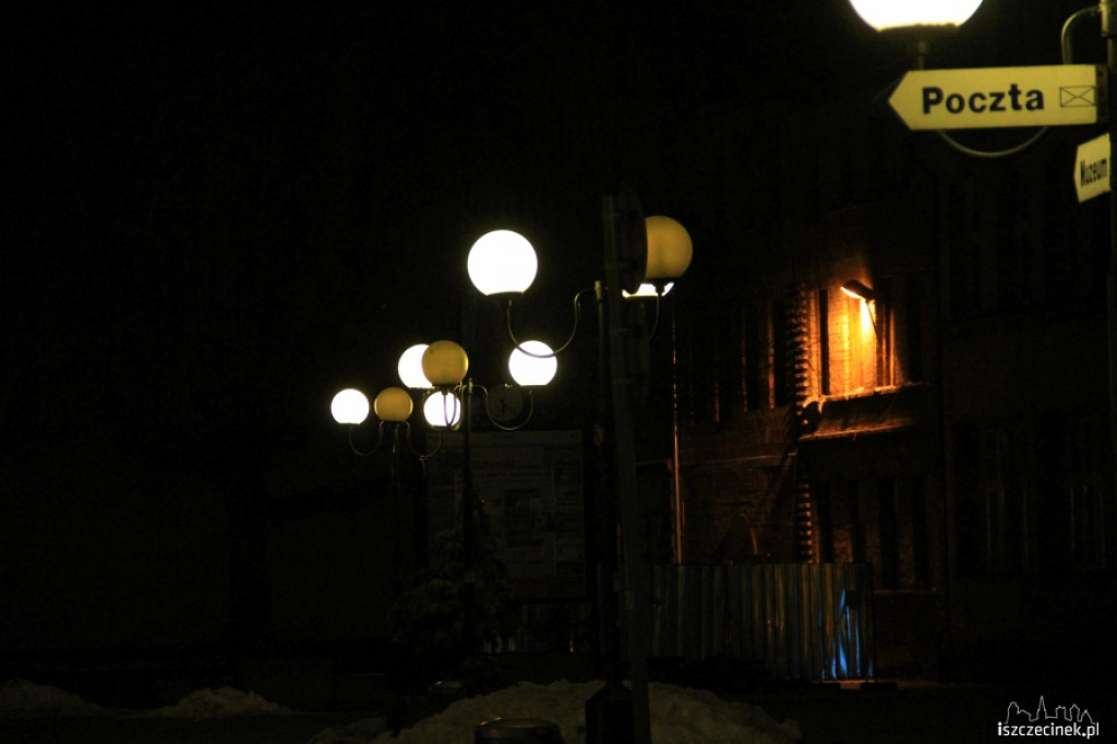 Coraz ciemniej na Placu Wolności