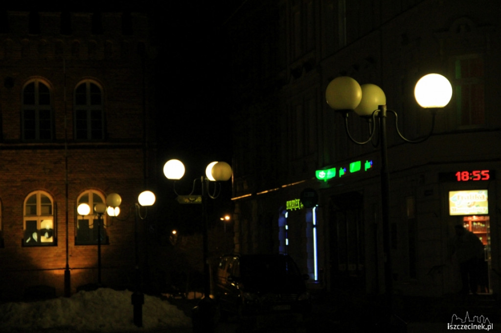 Coraz ciemniej na Placu Wolności