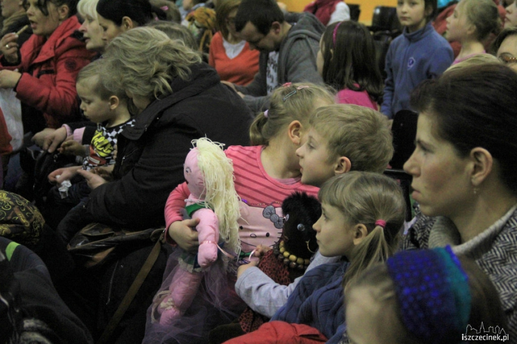 Laleczki pomagają dzieciom w Czadzie