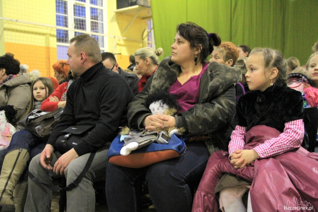 Laleczki pomagają dzieciom w Czadzie