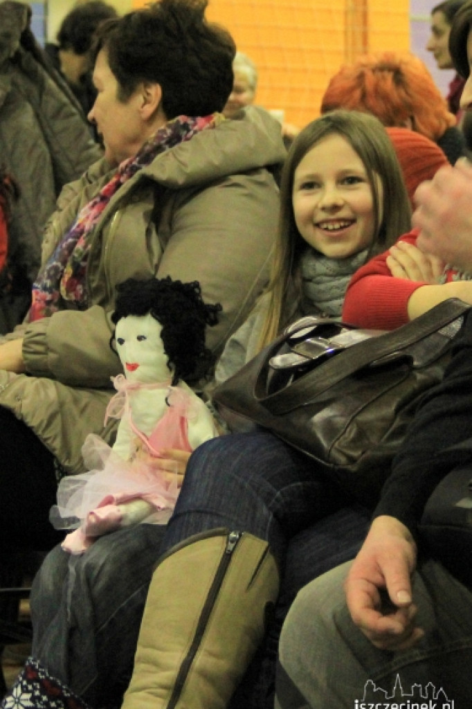 Laleczki pomagają dzieciom w Czadzie