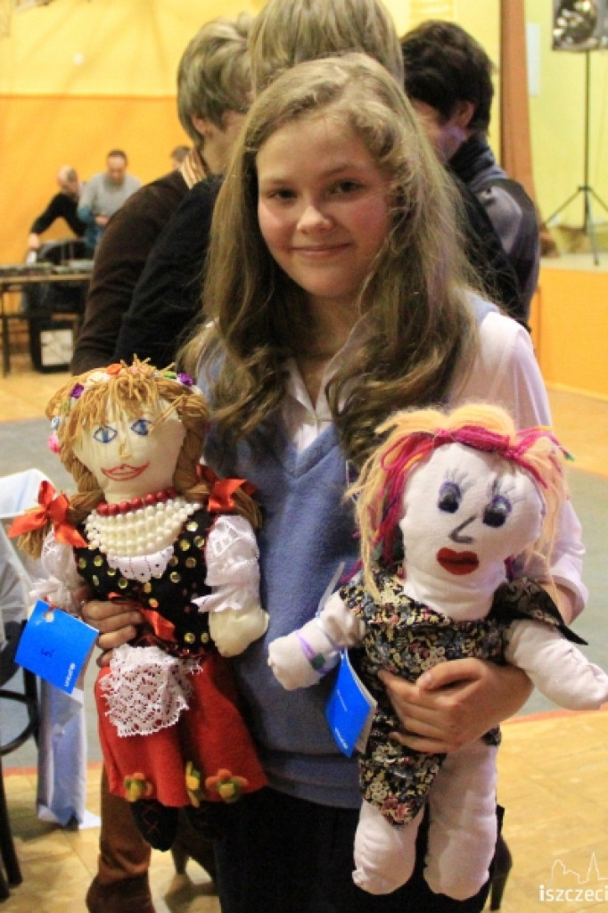 Laleczki pomagają dzieciom w Czadzie