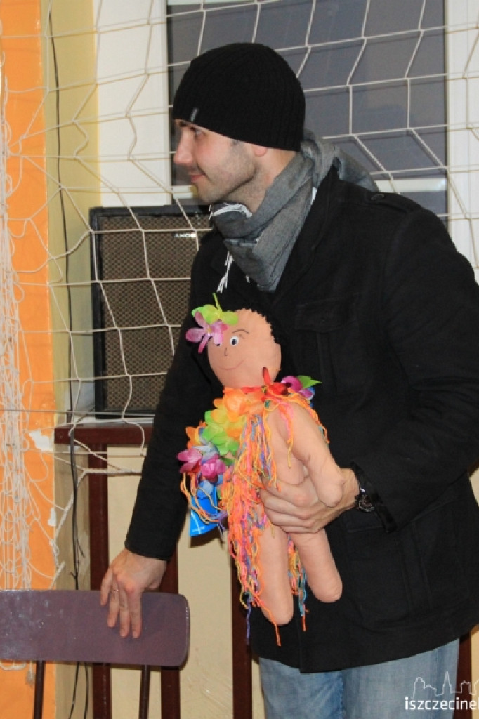 Laleczki pomagają dzieciom w Czadzie