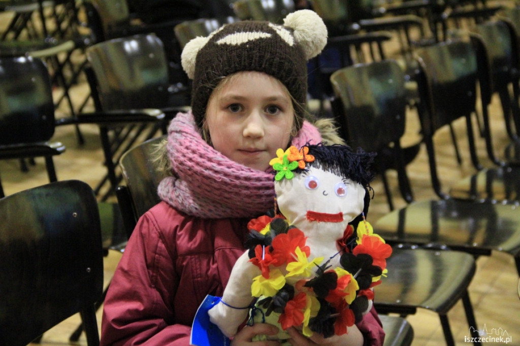 Laleczki pomagają dzieciom w Czadzie