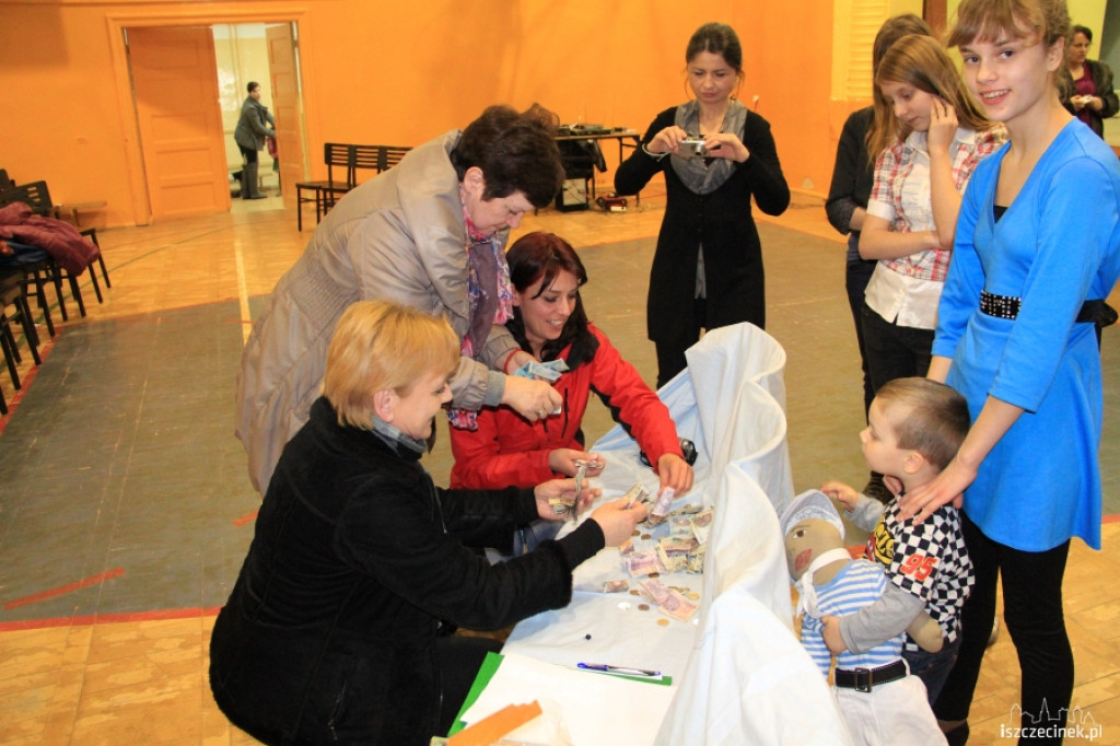 Laleczki pomagają dzieciom w Czadzie