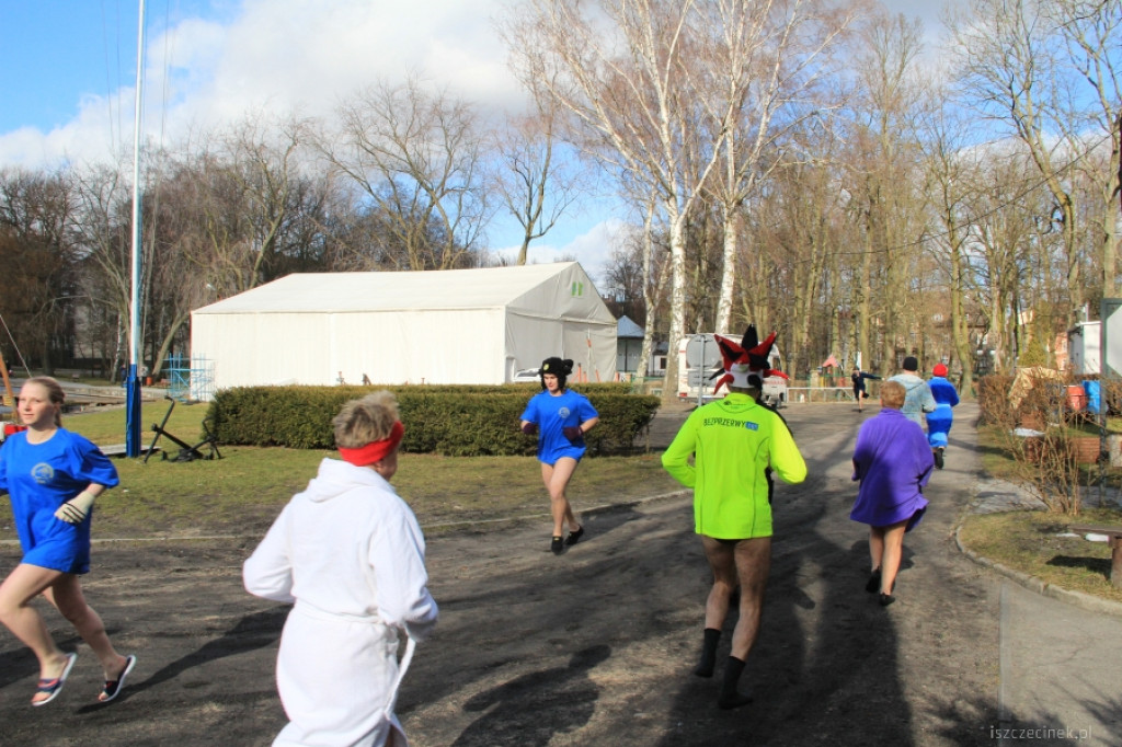 Marcowe zanurzenie w wodzie