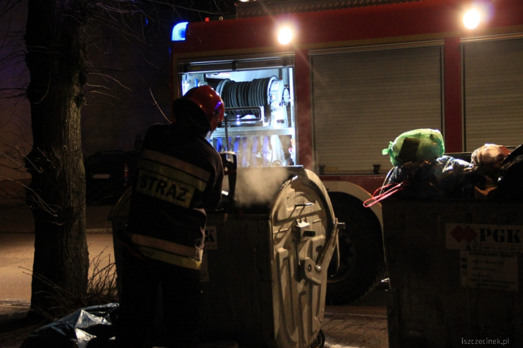 Płonął śmietnik przy ul. Wiśniowej