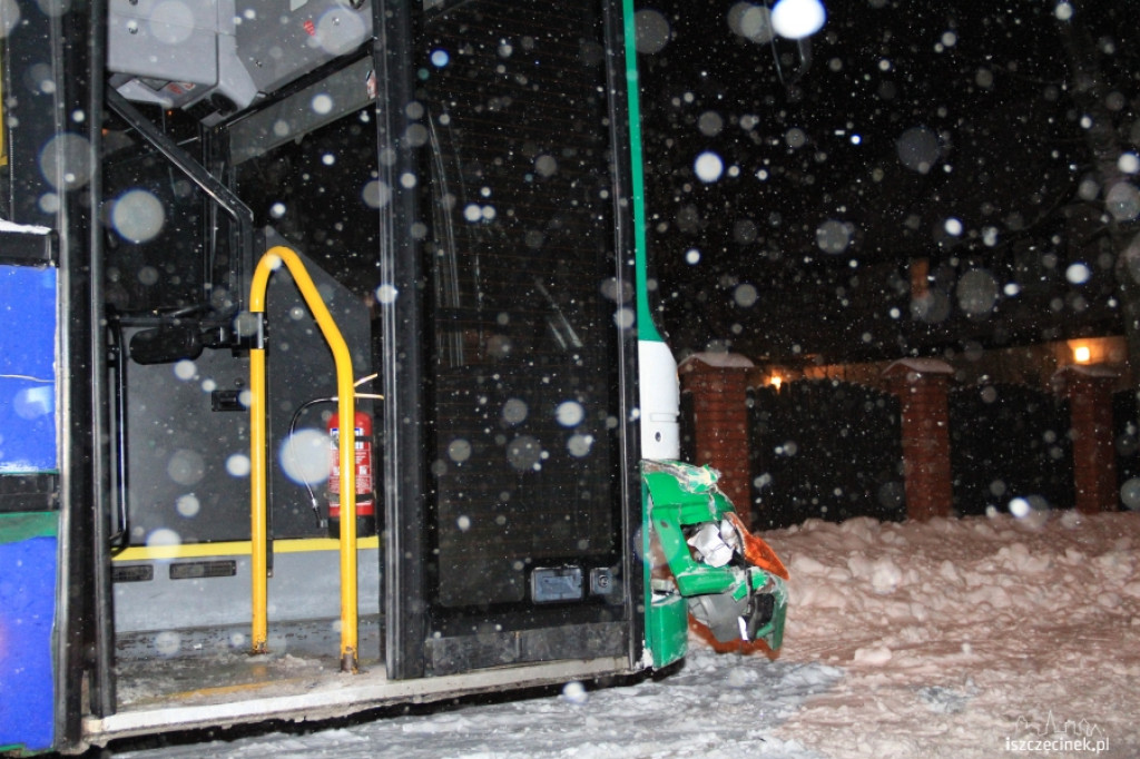 Autobus wjechał w forda