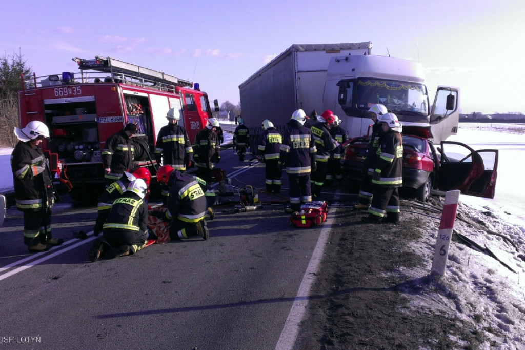 Czołowe zderzenie ciężarówki z osobówką w Lotyniu