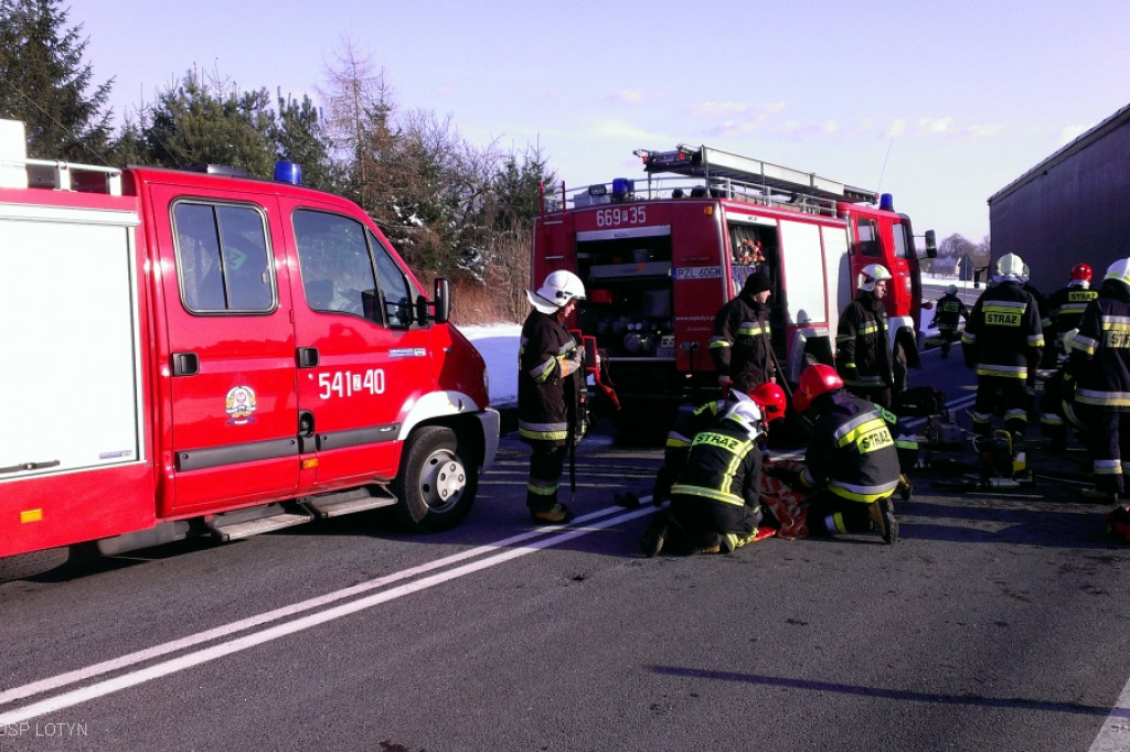 Czołowe zderzenie ciężarówki z osobówką w Lotyniu