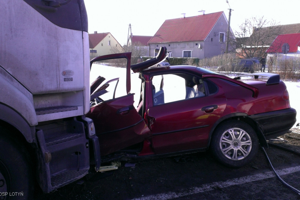 Czołowe zderzenie ciężarówki z osobówką w Lotyniu