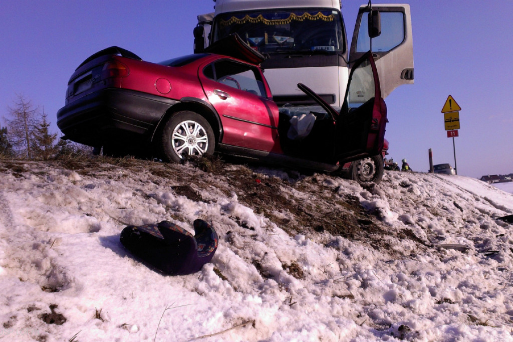 Czołowe zderzenie ciężarówki z osobówką w Lotyniu