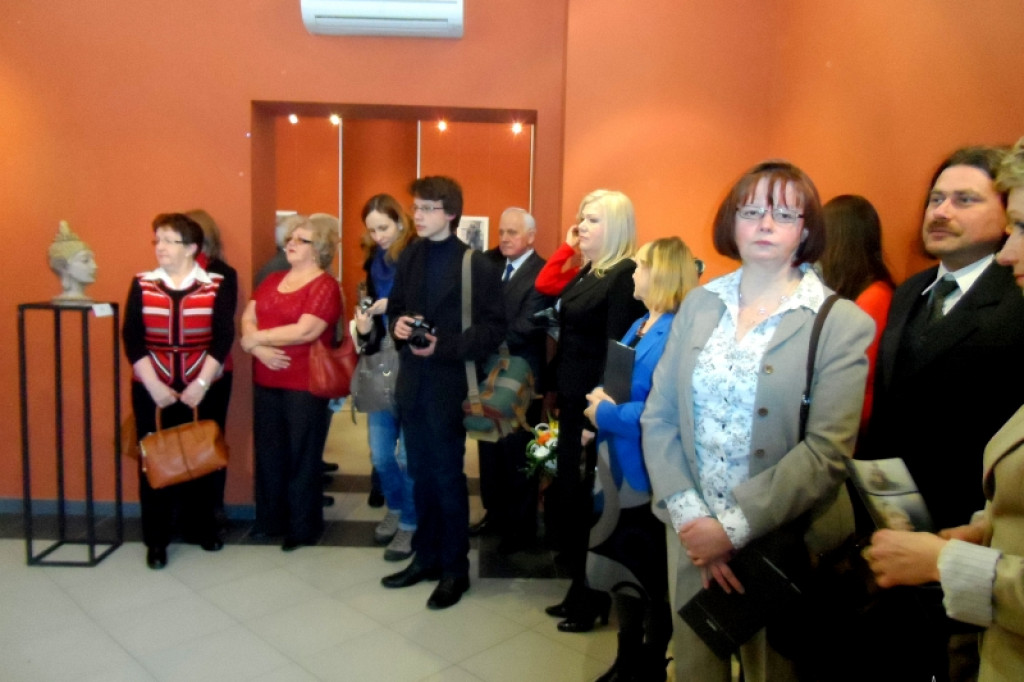 Wernisaż wystawy rzeźb Dominiki Rumińskiej i Sylwestra Chłodzińskiego