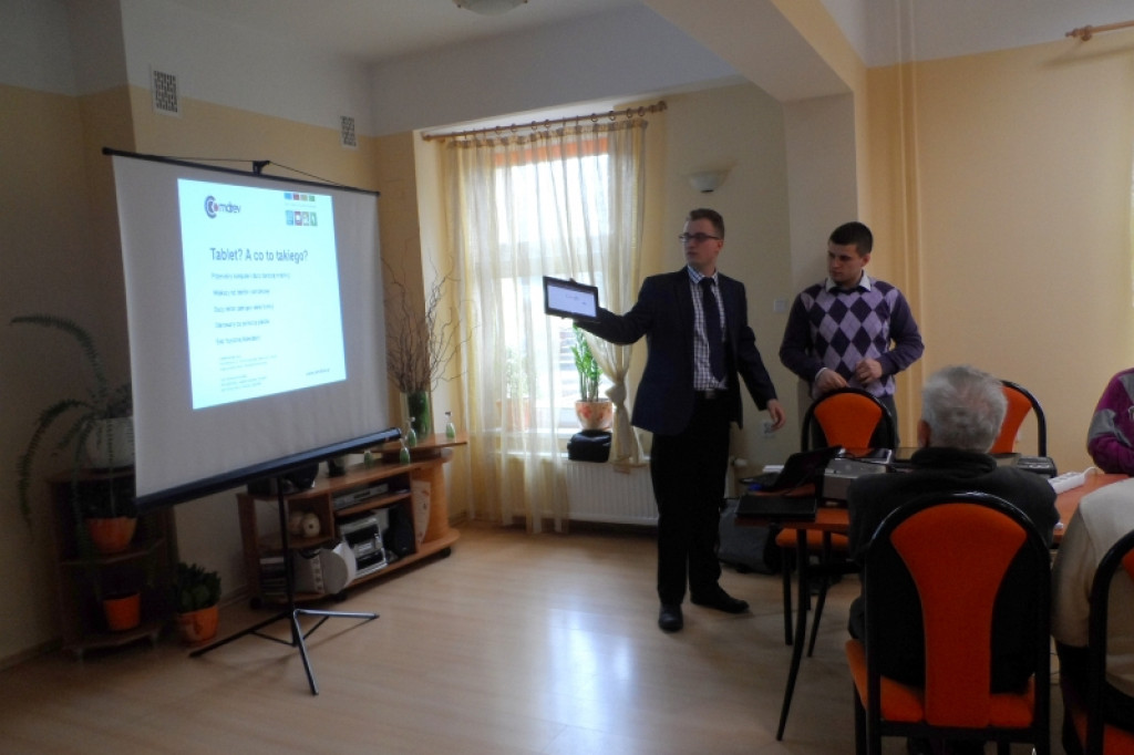 Seniorzy z tabletami