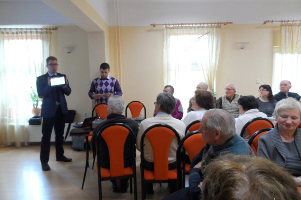 Seniorzy z tabletami