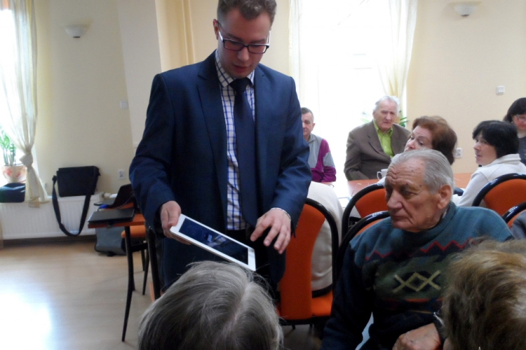 Seniorzy z tabletami