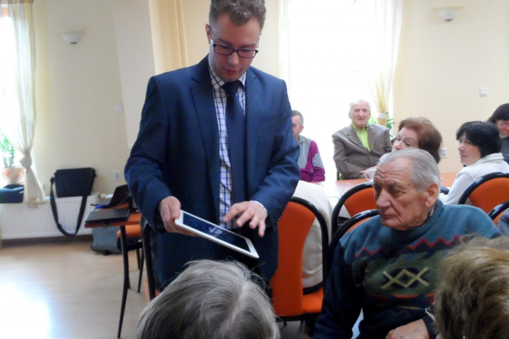 Seniorzy z tabletami