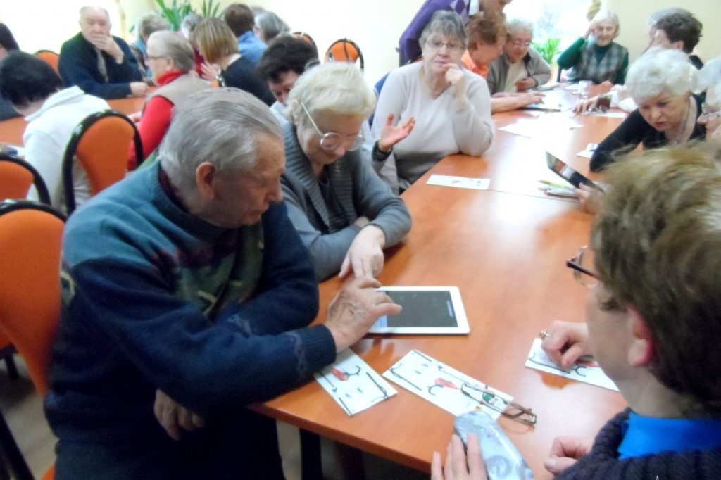 Seniorzy z tabletami