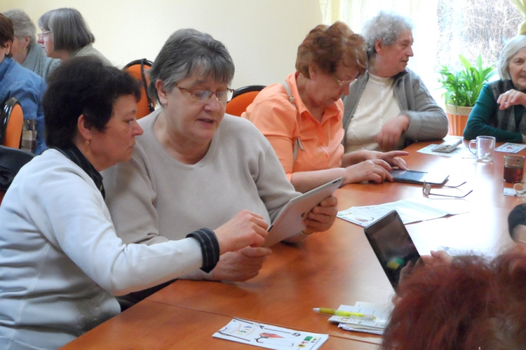 Seniorzy z tabletami