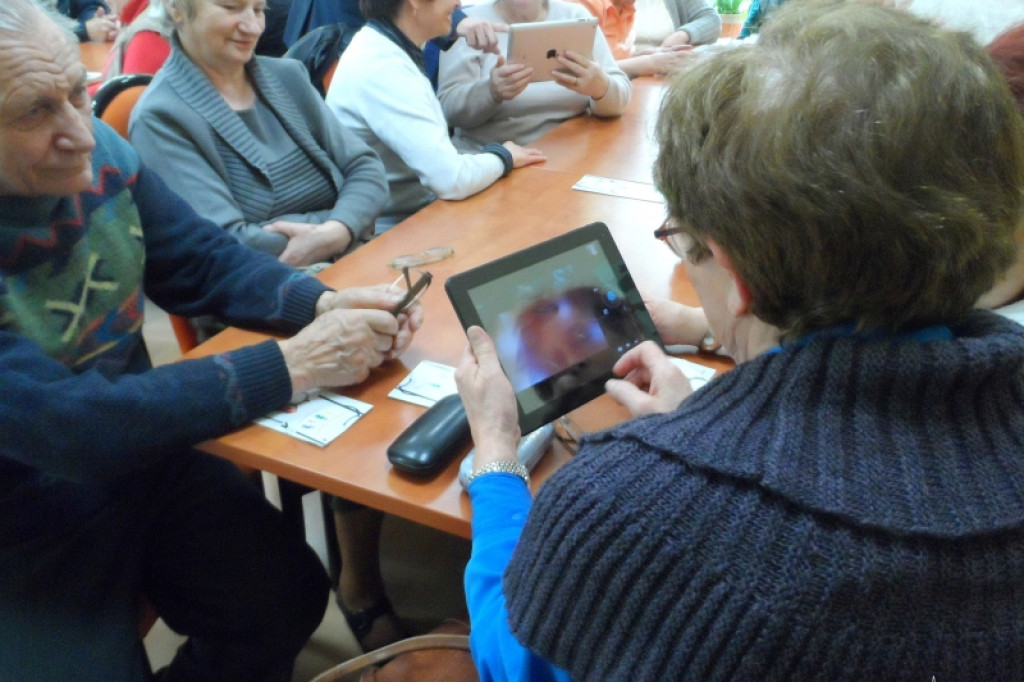 Seniorzy z tabletami