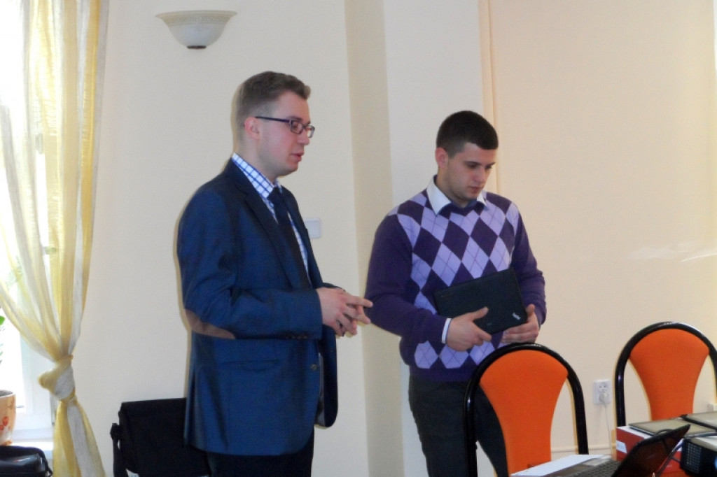 Seniorzy z tabletami