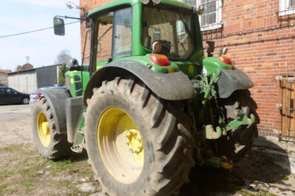 Kryminalni odzyskali dwa ciągniki skradzione w Anglii - fot. Policja