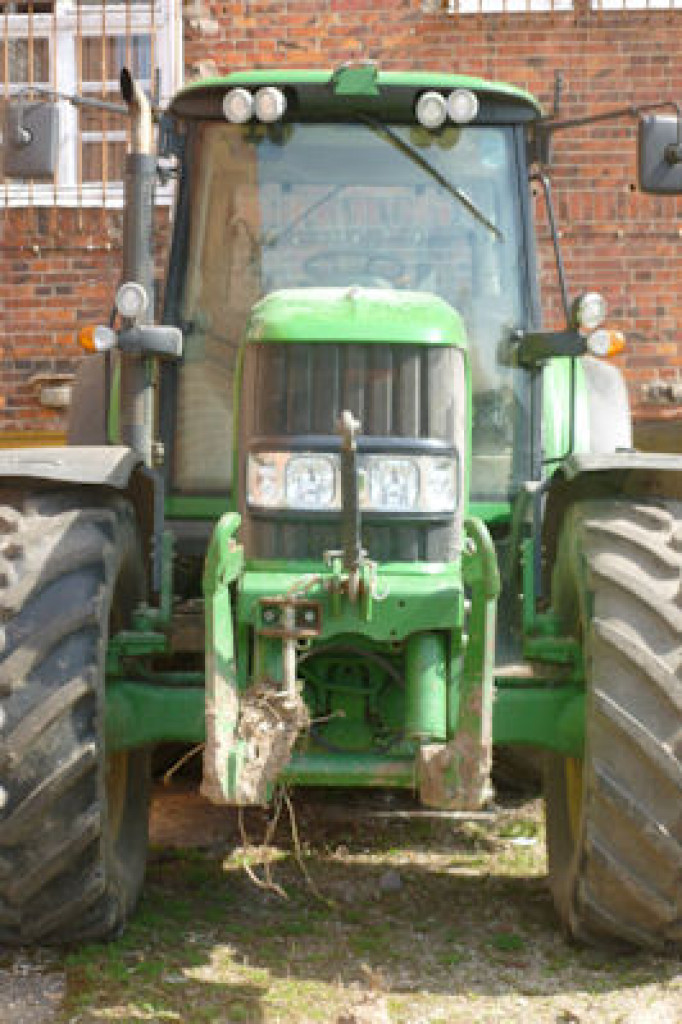 Kryminalni odzyskali dwa ciągniki skradzione w Anglii - fot. Policja