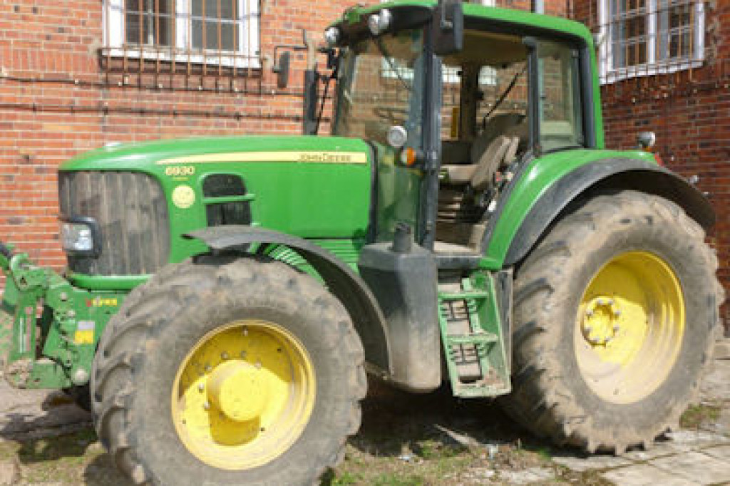 Kryminalni odzyskali dwa ciągniki skradzione w Anglii - fot. Policja