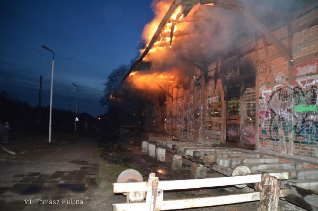 Pożar magazynów przy PKP w Czarnem
