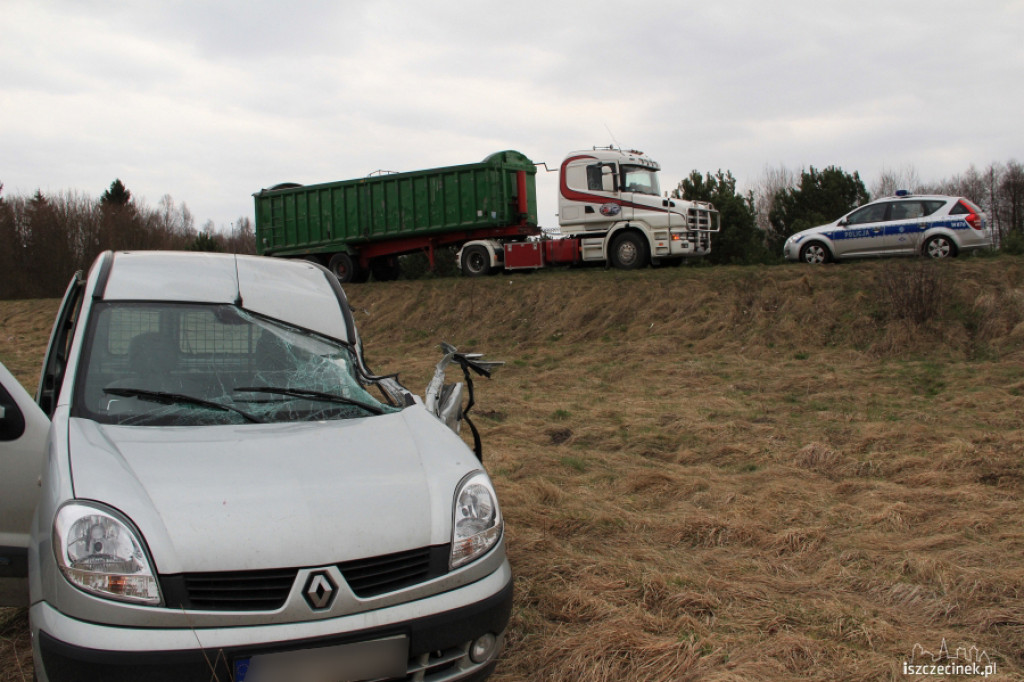 Renault odbił się od ciężarówki