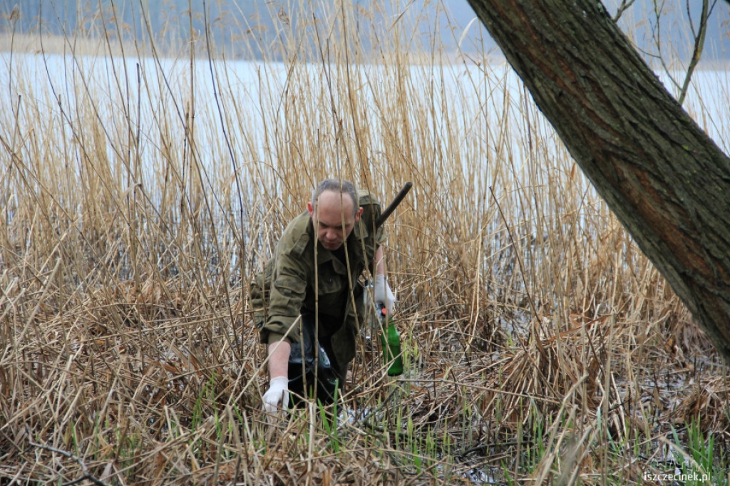 Sprzątanie jeziora Trzesiecko PZW Jesiotr Szczecinek