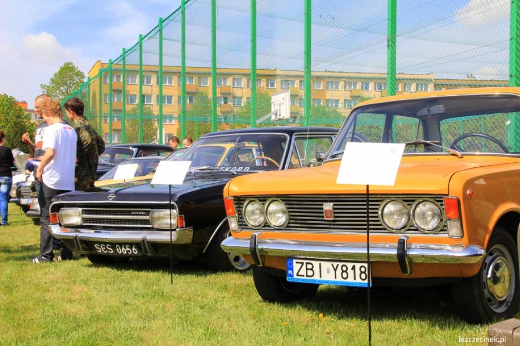 Wystawa pojazdów zabytkowych w ZS nr 5 w Szczecinku