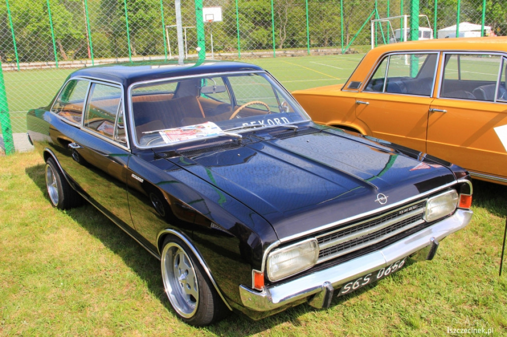 Wystawa pojazdów zabytkowych w ZS nr 5 w Szczecinku