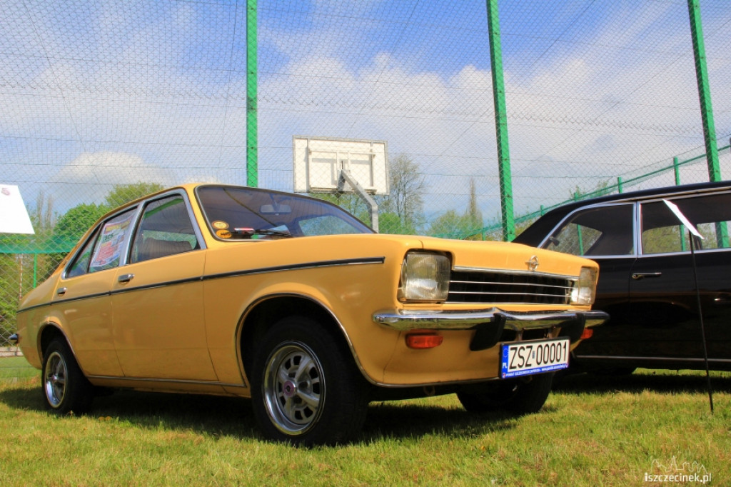 Wystawa pojazdów zabytkowych w ZS nr 5 w Szczecinku