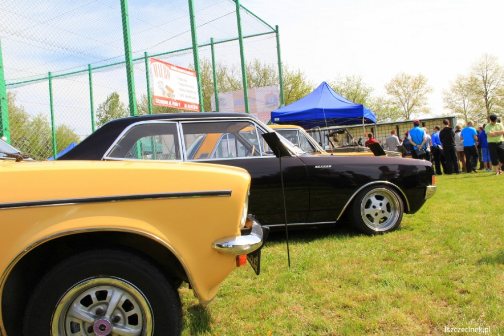 Wystawa pojazdów zabytkowych w ZS nr 5 w Szczecinku