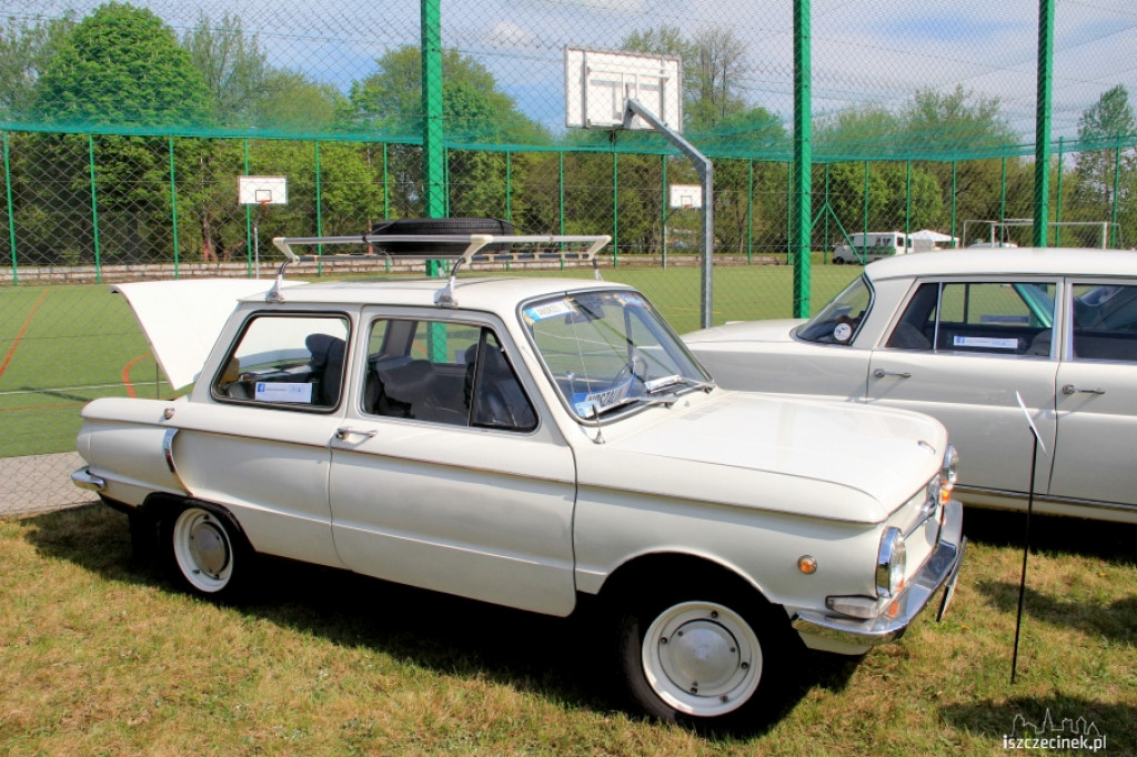Wystawa pojazdów zabytkowych w ZS nr 5 w Szczecinku