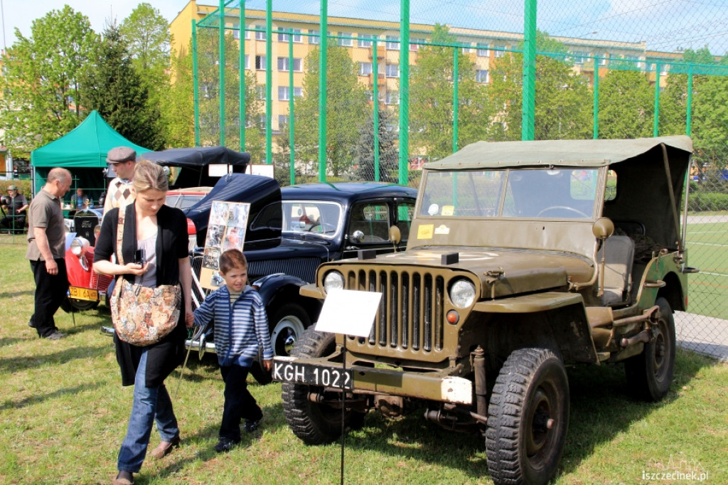 Wystawa pojazdów zabytkowych w ZS nr 5 w Szczecinku