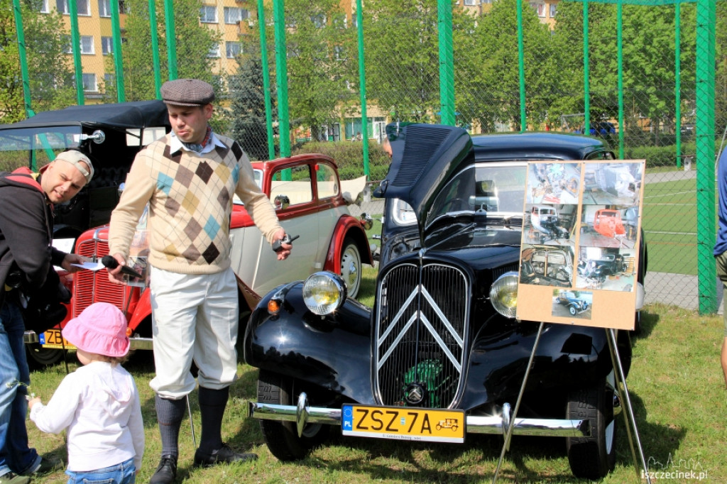 Wystawa pojazdów zabytkowych w ZS nr 5 w Szczecinku